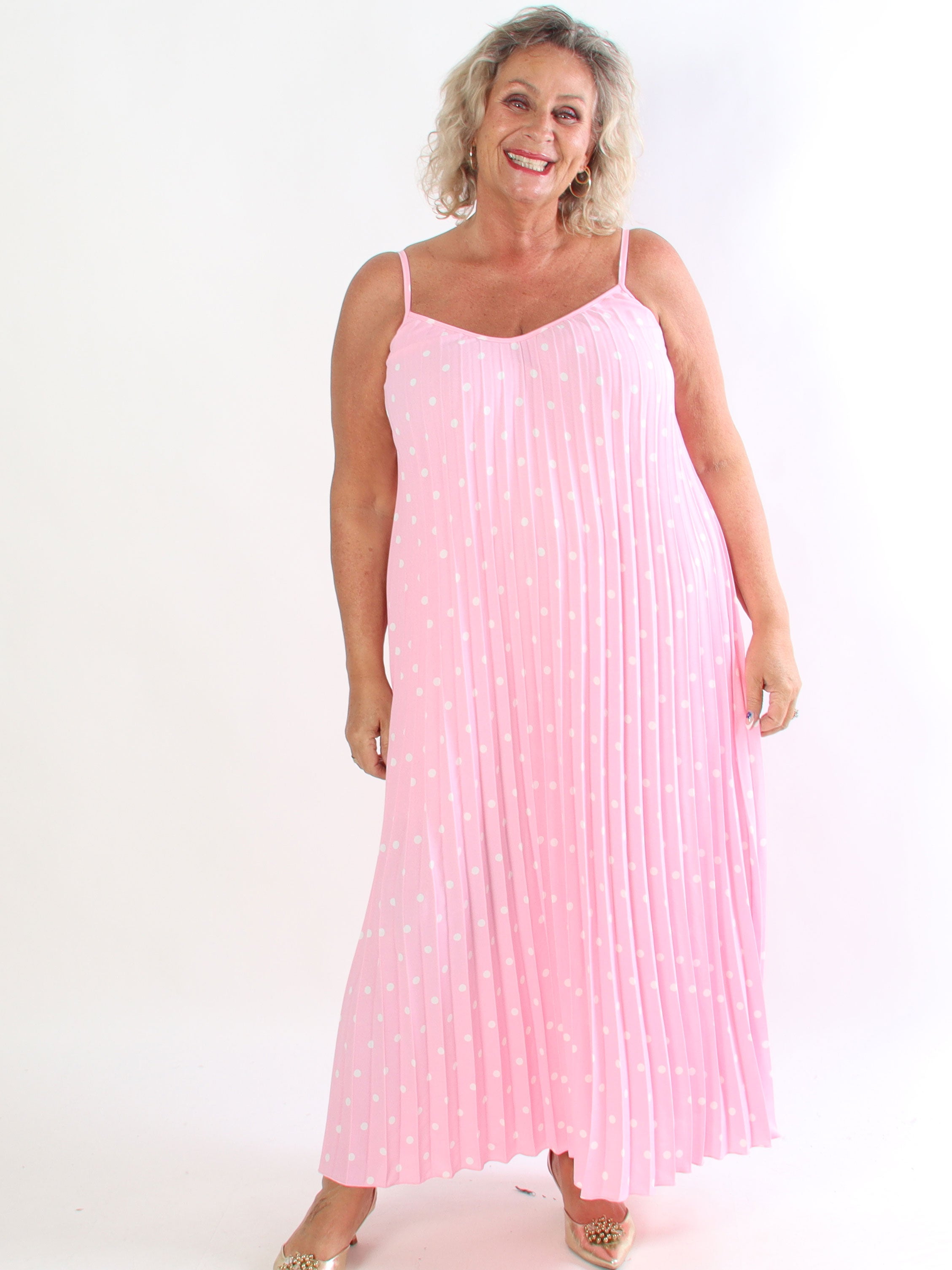 Nilsine - Lang prikket plus size stropkjole med plisseringer